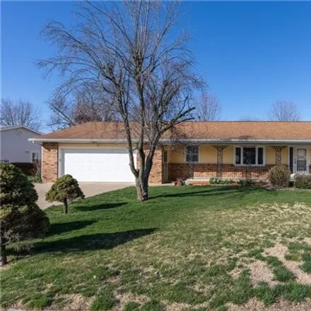 Buy this 3 bed house on 1009 North Martin Street in Effingham, IL 62401