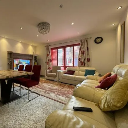 Image 5 - Hughes Road, London, IG6 2FP, United Kingdom - Townhouse for sale