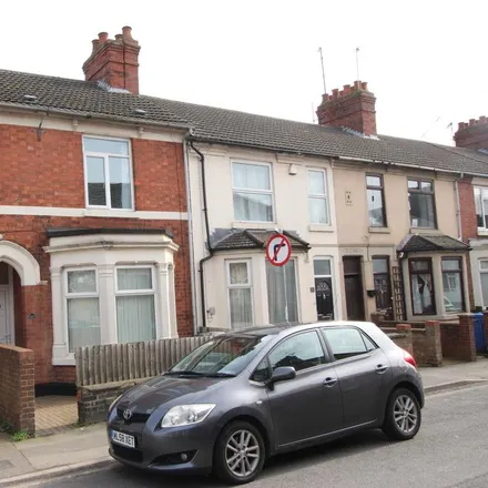 Rent this 3 bed townhouse on Havelock Street (adj) in Bath Road, Kettering