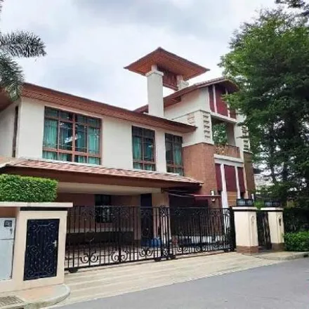 Rent this 4 bed house on Phra Khanong Post Office in Soi Sukhumvit 69, Vadhana District