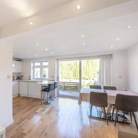 Rent this 3 bed apartment on Gordon Road in London, N3 1HZ