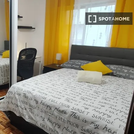 Rent this 3 bed room on Centro de Estética V&A in Calle de Almería, 9