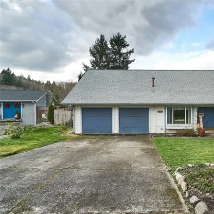 Buy this 3 bed house on 1511 Vista Drive in Puyallup, WA 98372