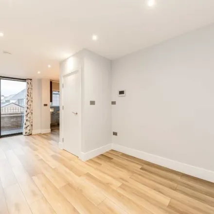 Rent this 2 bed apartment on Viking in Upper Richmond Road West, London