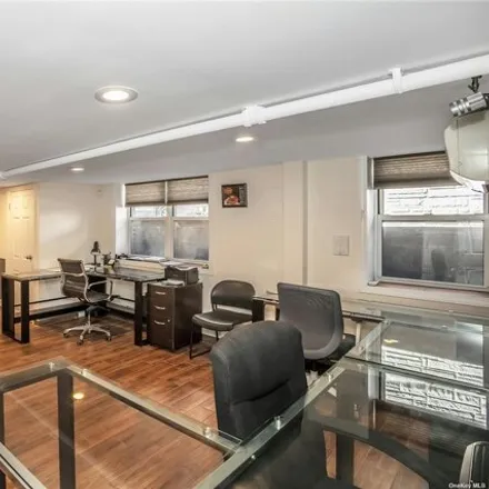 Image 9 - 64-18 32nd Avenue, New York, NY 11377, USA - House for sale