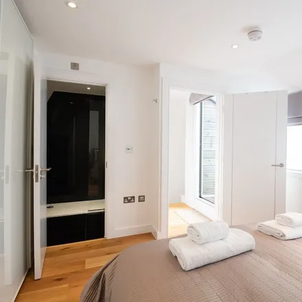 Rent this 3 bed townhouse on Queen's Park in W9 3AN, United Kingdom