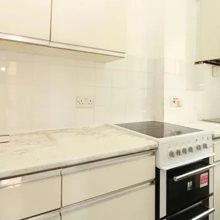 Rent this 4 bed duplex on 183 Westway in London, W12 7AP