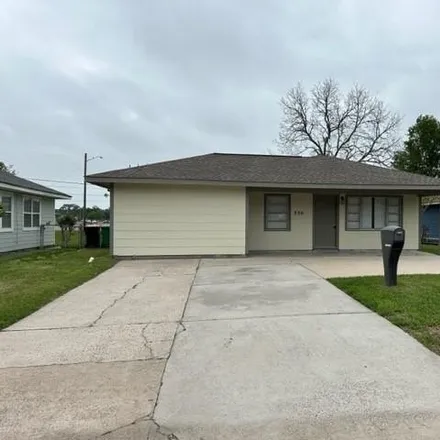Rent this 4 bed house on 552 South Circle Drive in Pelly, Baytown
