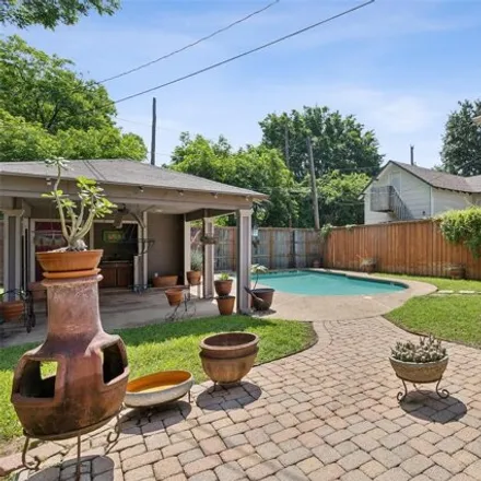 Buy this 3 bed house on 318 South Montclair Avenue in Dallas, TX 75208