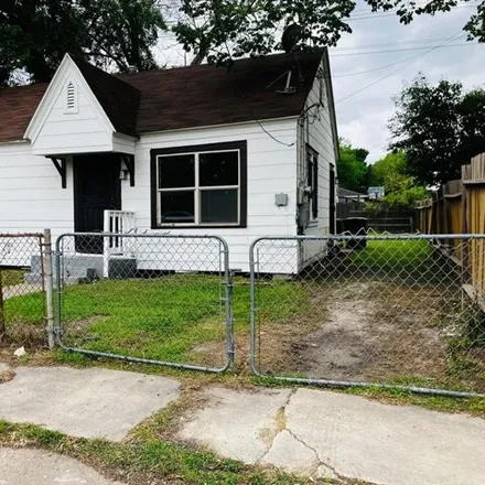 Buy this 2 bed house on 2827 Elysian Street in Houston, TX 77009