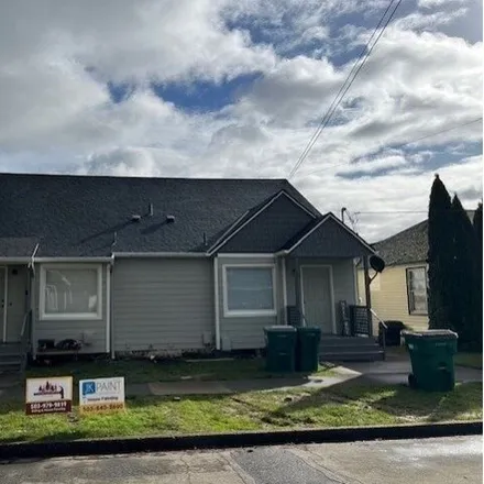 Buy this 4 bed house on 829 East 5th Street in Newberg, OR 97132
