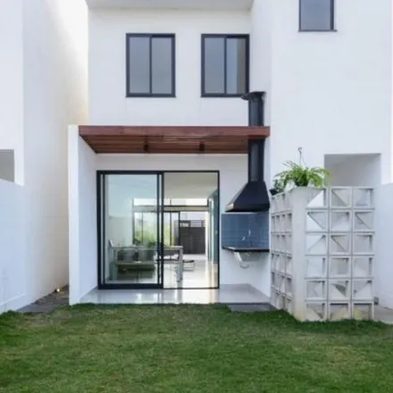 Buy this 3 bed house on Faculdade de Direito de Campos in Rua Tenente Coronel Cardoso 349, Centro