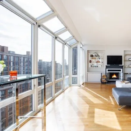 Rent this 3 bed condo on 52 Park Avenue in New York, NY 10016