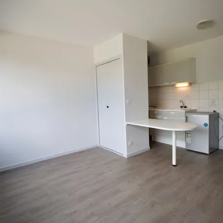 Rent this 1 bed apartment on 40 Rue de la Fraternité in 47300 Villeneuve-sur-Lot, France