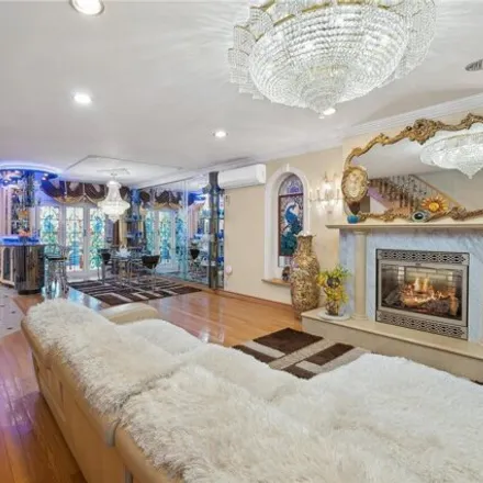 Image 3 - 73-28 173rd Street, New York, NY 11366, USA - Duplex for sale