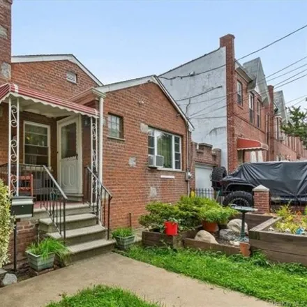 Image 2 - 1960 Chatterton Avenue, New York, NY 10472, USA - House for sale