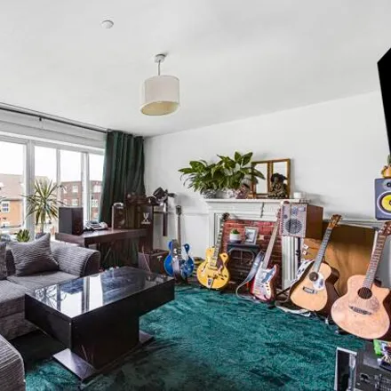 Image 2 - Heaton Court, Cheshunt, EN8 0AB, United Kingdom - Apartment for sale