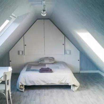 Rent this 4 bed house on Brignogan Plage in Rue de l'Église, 29890 Creach Bihan