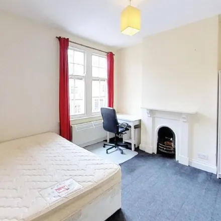 Rent this 4 bed apartment on Clarendon Park Road in Leicester, LE2 3AG