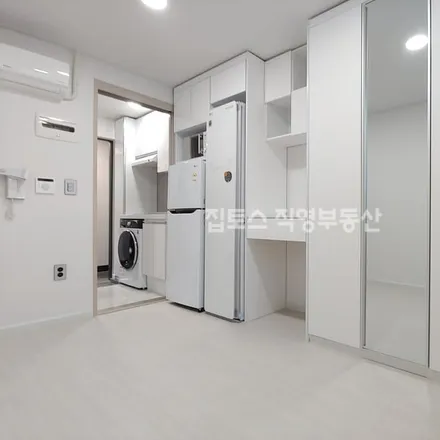 Rent this studio apartment on 서울특별시 관악구 신림동 1605-6