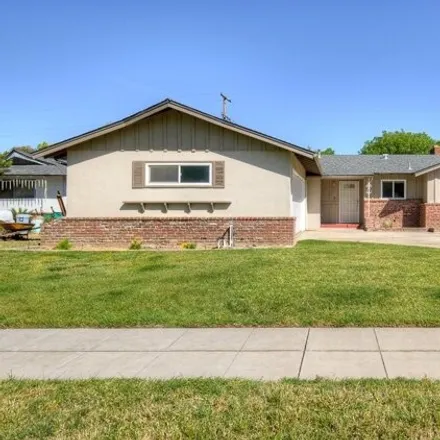 Buy this 3 bed house on 3892 North 4th Street in Fresno, CA 93726