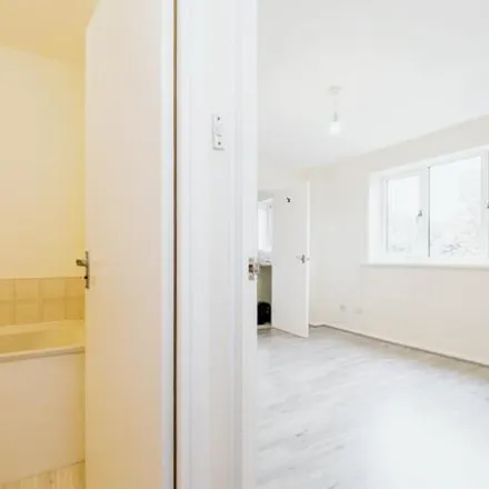 Image 7 - Britten court, Abbey Lane, Mill Meads, London, E15 2RS, United Kingdom - Apartment for sale