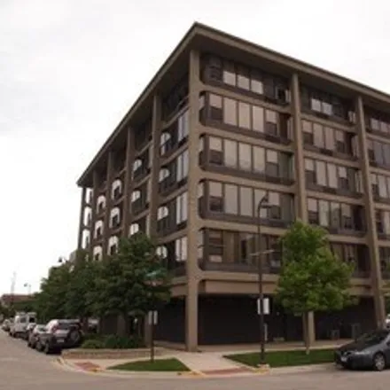 Buy this 1 bed house on 351-359 East Eastgate Place in Chicago, IL 60616