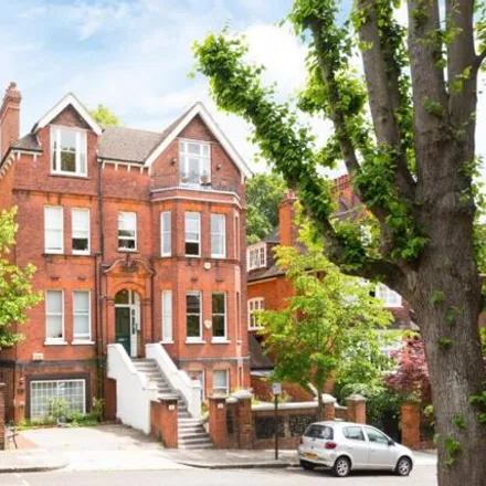 Rent this 2 bed room on 30 Chesterford Gardens in London, NW3 7DE