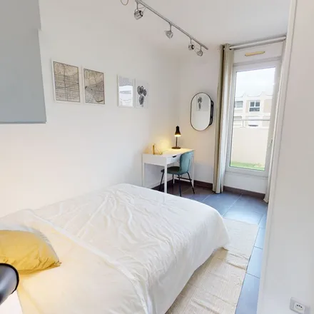 Rent this 4 bed apartment on 11 Rue du 74e Régiment d'Infanterie in 76100 Rouen, France