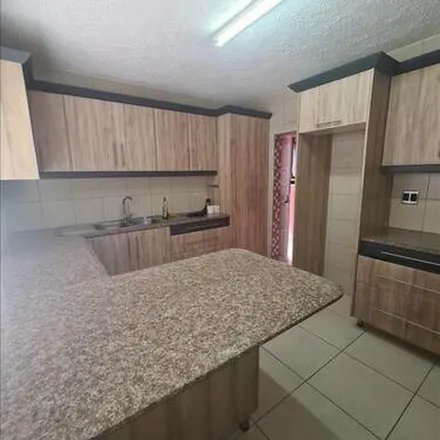 Image 2 - Iris Avenue, Kharwastan, Chatsworth, 4092, South Africa - Apartment for rent
