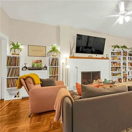 Image 3 - 68-11 Exeter Street, New York, NY 11375, USA - House for sale