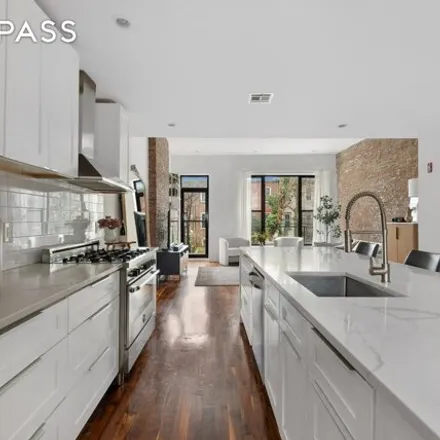 Image 2 - 1010 Putnam Avenue, New York, NY 11221, USA - Townhouse for sale
