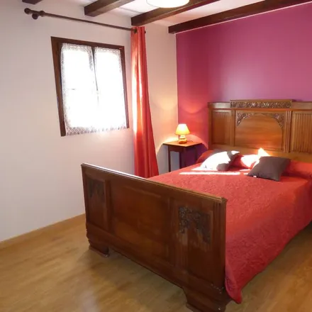 Rent this 3 bed townhouse on 15130 Saint-Étienne-de-Carlat