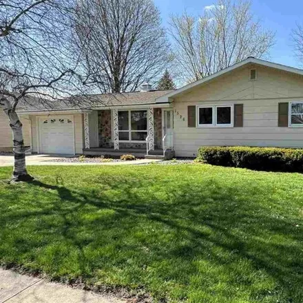 Buy this 3 bed house on 1572 Oakwood Avenue in New Ulm, MN 56073