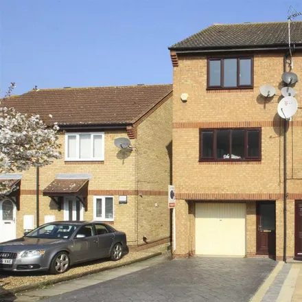 Rent this 3 bed townhouse on Chetwode Avenue in Monkston, MK10 9EH