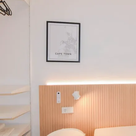 Rent this 6 bed room on Carrer de les Penedides in 1B, 08001 Barcelona