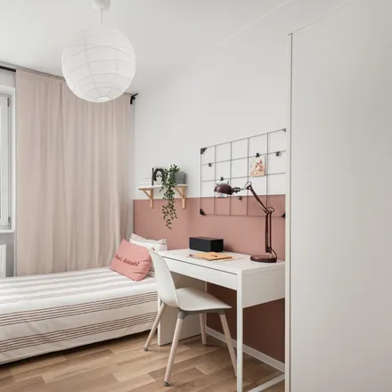 Rent this 6 bed room on Aleja Jerzego Waszyngtona 33 in 04-030 Warsaw, Poland