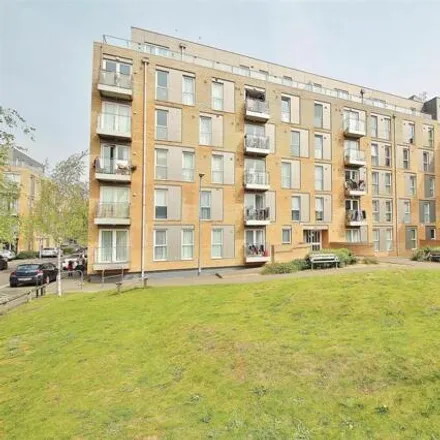 Rent this 2 bed room on Duke Court in London, TW3 3FL
