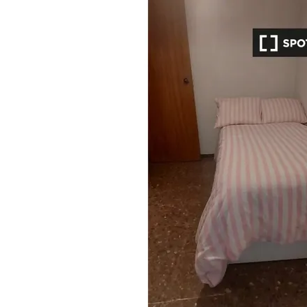 Rent this 3 bed room on Madrid in Pastelería Ortiz de Zárate, Calle del Empecinado