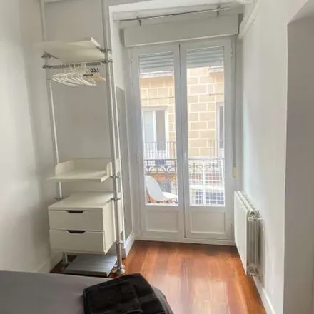 Rent this 3 bed apartment on Eroski in Calle de Valverde, 27
