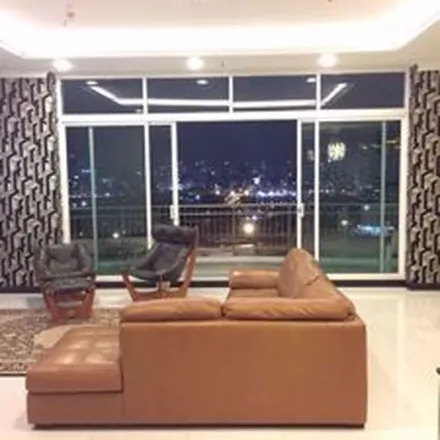 Rent this 4 bed apartment on unnamed road in Huai Khwang District, Bangkok 10310