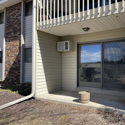 Image 2 - 652 Westridge Drive, West Bend, WI 53095, USA - Condo for sale