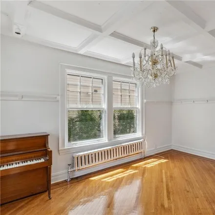 Image 8 - 753 East 22nd Street, New York, NY 11210, USA - House for sale