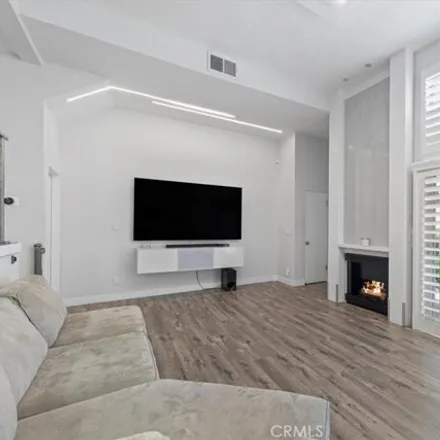 Image 3 - 22225 Erwin Street, Los Angeles, CA 91367, USA - House for sale