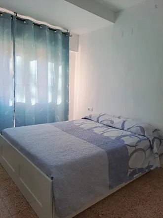 Rent this 4 bed room on De casa Raquel in Carrer de la Independència, 236