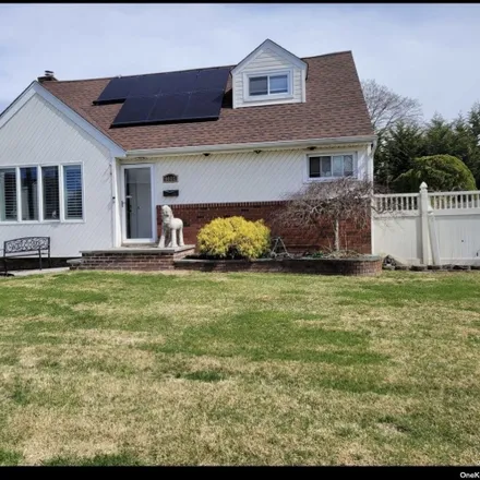 Rent this 4 bed house on 1227 Daffodil Lane in Wantagh, NY 11793