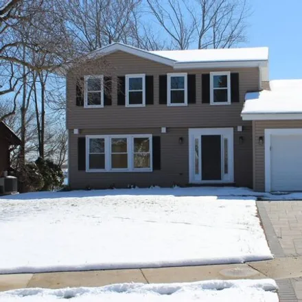 Buy this 4 bed house on 2159 Federal Parkway in Lindenhurst, IL 60046