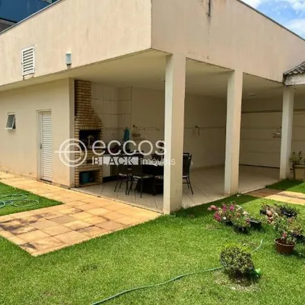 Buy this 3 bed house on Avenida do Pinho in Chácaras Tubalina e Quartel, Uberlândia - MG
