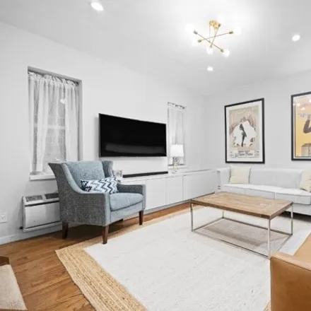 Image 6 - 207 East 21st Street, New York, NY 10010, USA - Apartment for sale