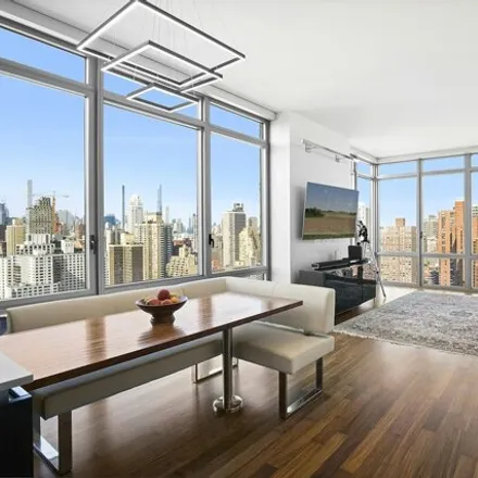 Rent this 3 bed condo on 333 East 91st Street in New York, NY 10128